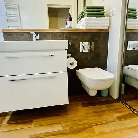 Piano - 2 Bedrooms - Air Conditioning - Garage - Near Warsaw Airport Юзефослав